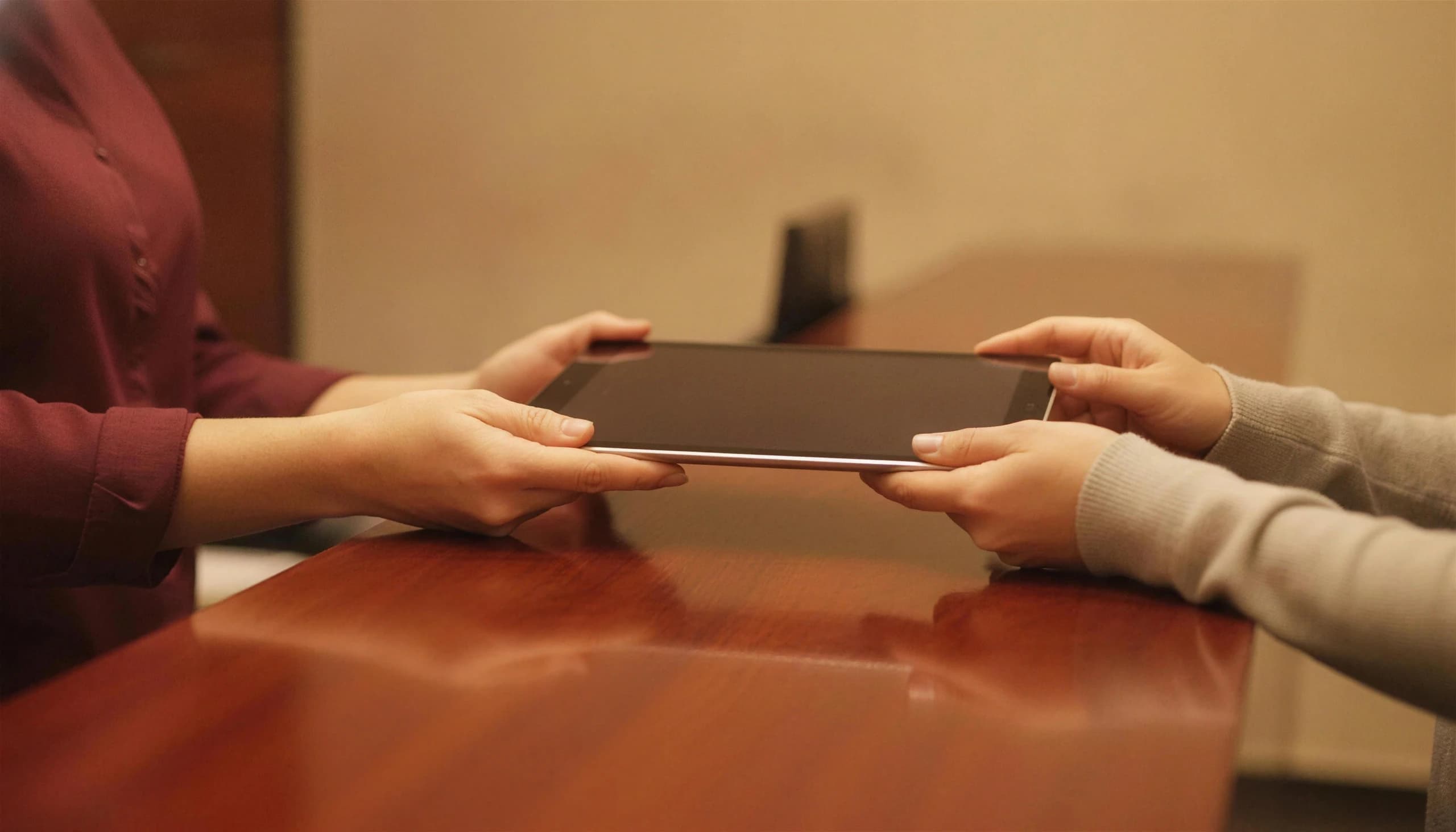 Tablet mit digitaler Patientenakte im Behandlungszimmer